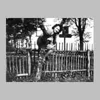 002-0053 Ruth Danielowski sportlich im Baum im Sommer 1944.jpg